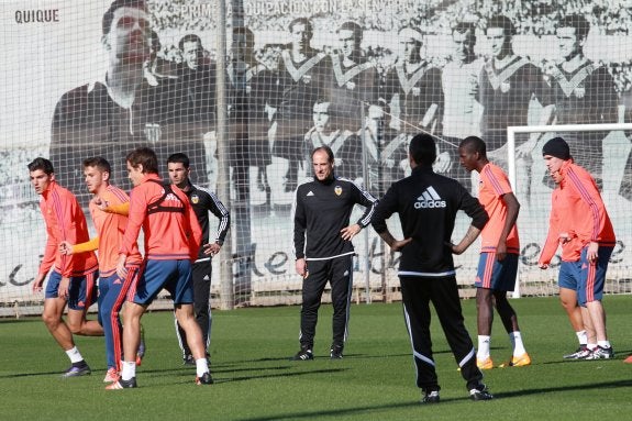 Voro dirige por primera vez el entrenamiento del Valencia tras la marcha de Nuno.