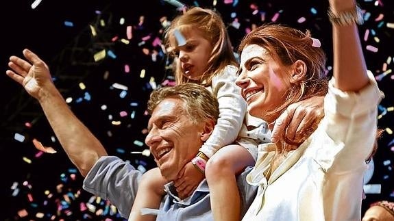 La familia al completo la noche electoral. Mauricio, 'Ju', como lo llama él, y Antonia, la hija de ambos.