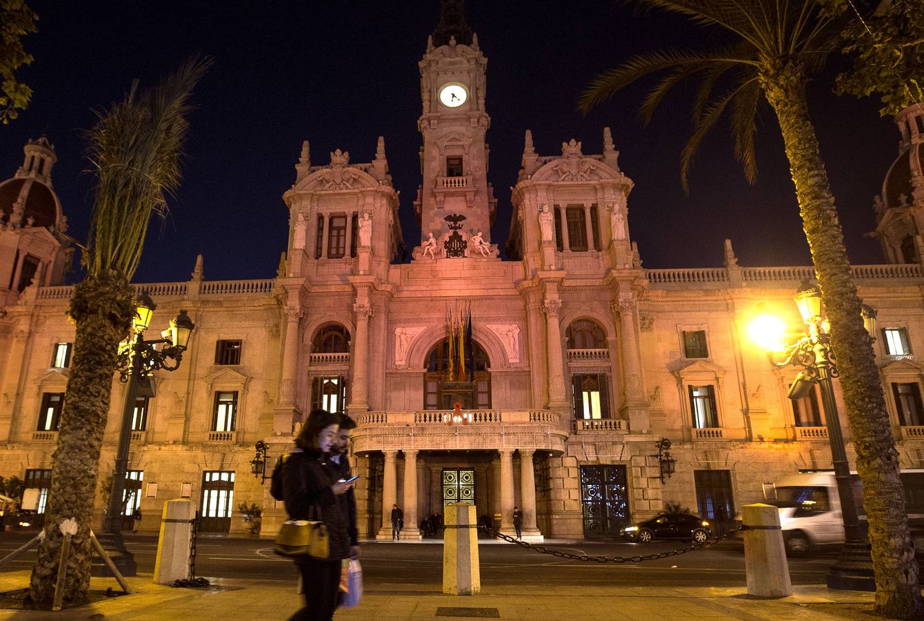 Luces rojas iluminan el Ayuntamiento de Valencia contra el sida