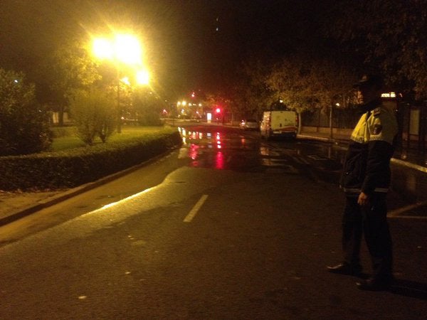 La calle Joaquín Ballester de Valencia, cortada por una fuga de agua