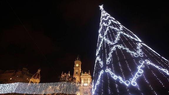 La iluminación en la plaza del Ayuntamiento, hoy.