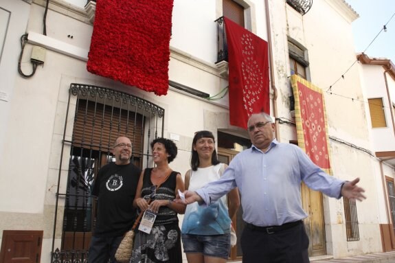 Los ediles socialistas Vicent Font y María Elena Rodríguez, junto a la alcaldesa Madga Mengual, este verano visitando las obras de Art al Vent. :: Tino Calvo