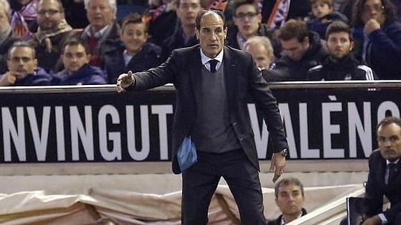 El entrenador del Valencia, Salvador González "Voro" da instrucciones a sus jugadores en el partido ante el Barcelona.