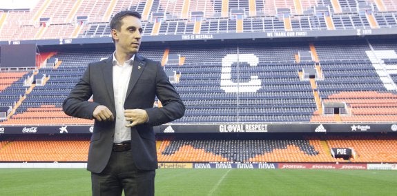 Gary Neville, en Mestalla  el día de su presentación  como técnico del Valencia.  :: damián torres