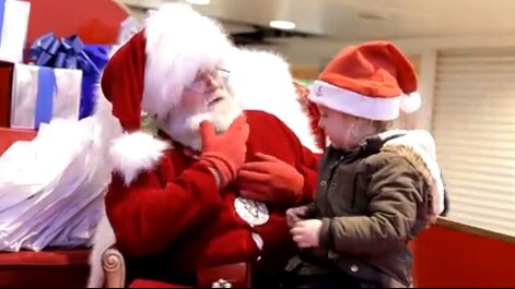 Papá Noel se comunica con una niña sordomuda.