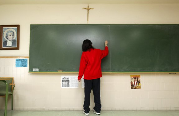 Una profesora durante una clase en un centro de ideario religioso. :: afp