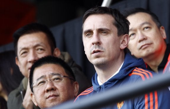 Peter Lim, con Kim Kho y Gary Neville en Paterna.