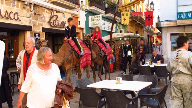 Dos dromedarios embisten a dos niñas de 6 y 7 años en el Mercat Medieval de Dénia