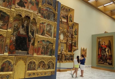 Visitantes recorren el Museo de Bellas Artes San Pío V de Valencia. :: j. signes
