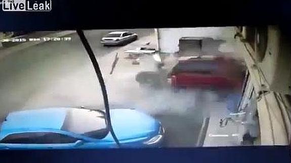 Un vehículo se estrella contra un establecimiento.