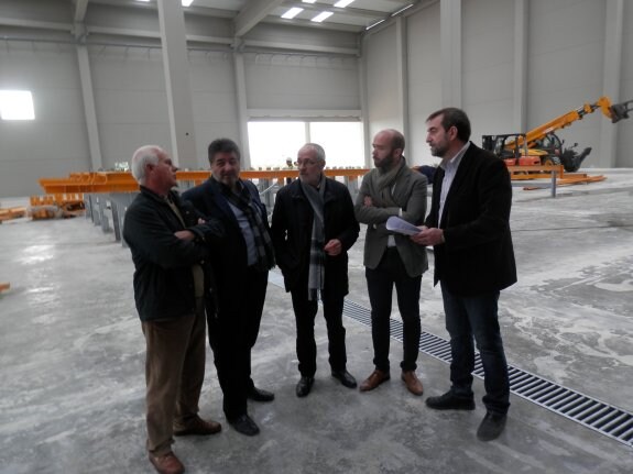 El presidente del Consorcio, a la derecha, y los vicepresidentes en la visita a las obras de la nueva planta de Guadassuar. :: a. talavera