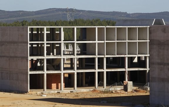 Vista de la futura cárcel de Siete Aguas, cuya construcción se retomará en abril de 2016. :: j. monzó