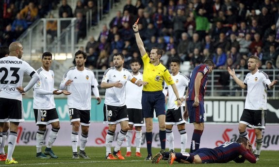 José Luis González saca la tarjeta roja al defensa argentino del Valencia Lucas Alfonso Orban. :: EFE/Javier Etxezarreta