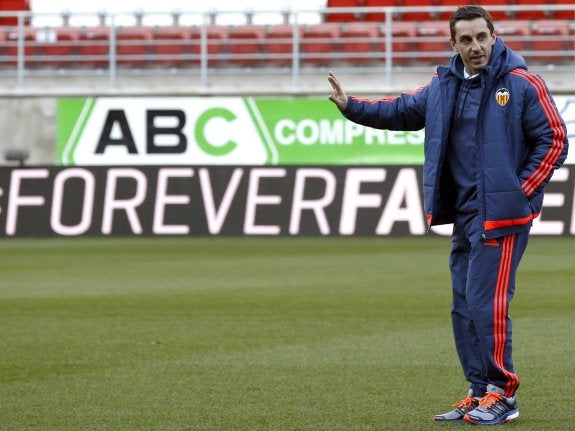 Gary Neville, sobre el césped de Ipurua antes del inicio del encuentro. :: EFE/Javier Etxezarreta
