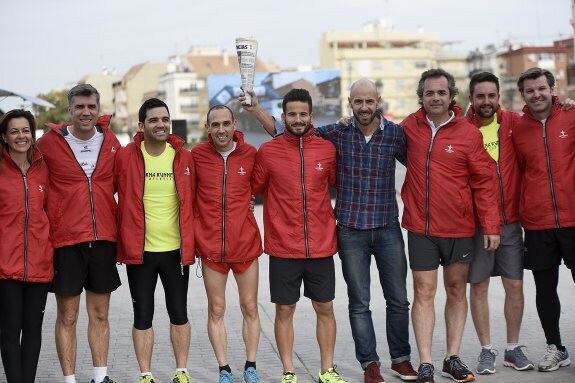  :: fotos aitor ToribioFin de etapa. Carlos Rial, director de Marketing de LAS PROVINCIAS, levanta la antorcha con el último grupo de relevistas al llegar a la meta de Paterna. En el centro, el alcalde Juan Antonio Sagredo.