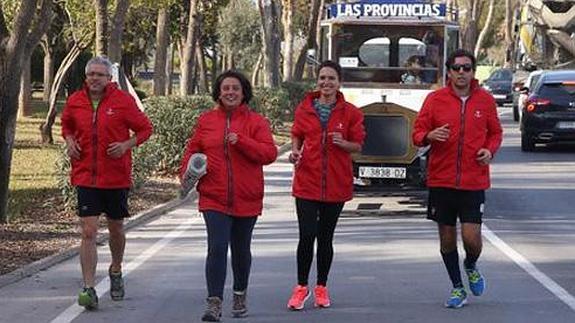 Alicia Moreno (segunda por la derecha), participando en la carrera de relevos de LAS PROVINCIAS