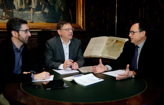 El president de la Generalitat, Ximo Puig (c) , junto al Conseller de Hacienda, Vicent Soler (d) y el jefe del Gabinete del president, Arcadi España (i).