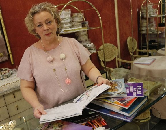 Una decena de fallas aprueba incluir los poemas vetados de Ampar Cabrera en sus llibrets
