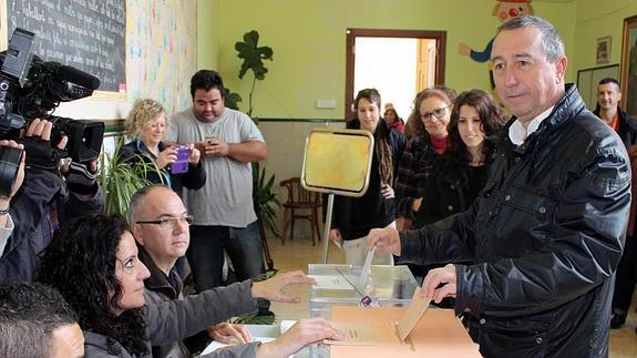 Baldoví ejerce su derecho al voto.