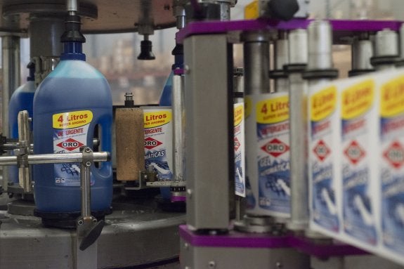 Detergentes Oro, en la cadena de envasado.:: LP