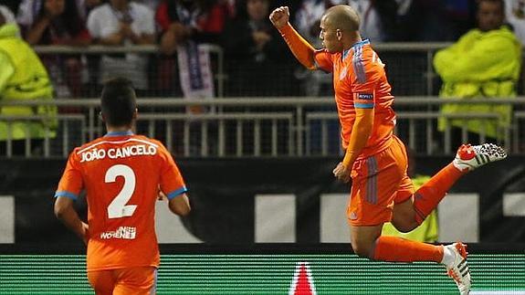 Feghouli celebra su gol ante el Lyon.