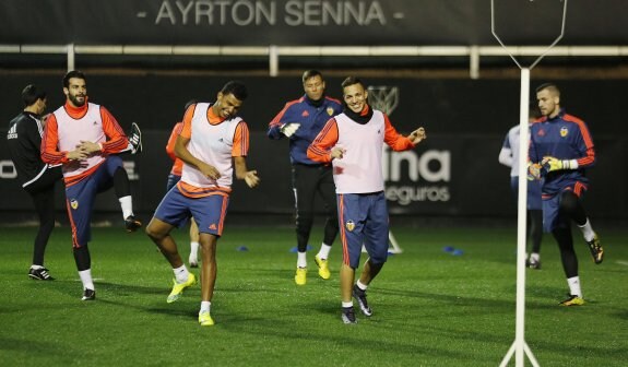 De izquierda a derecha, Negredo, Aderllan Santos y Rodrigo, durante el entrenamiento de ayer. :: jesús signes