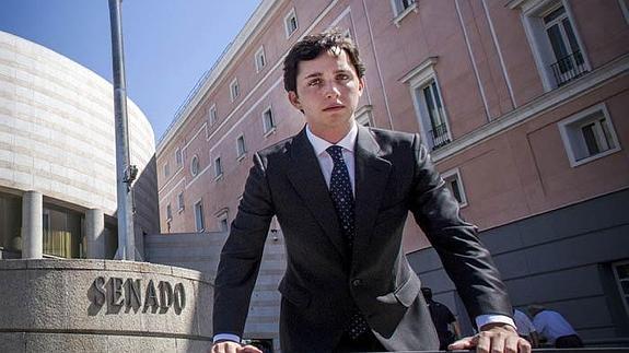 Francisco Nicolás Gómez Iglesias, el 'Pequeño Nicolás', posa delante de la sede del Senado en una imagen de archivo.