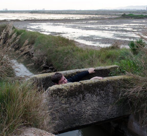 El arqueólogo Miquel Martí se asoma en este 'puente' de una acerquia del marjal que fue arca mortuoria entre los siglos IVy VI. 