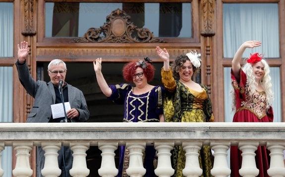 Ribó recibe en el Consistorio a tres 'reinas magas' de una cabalgata republicana