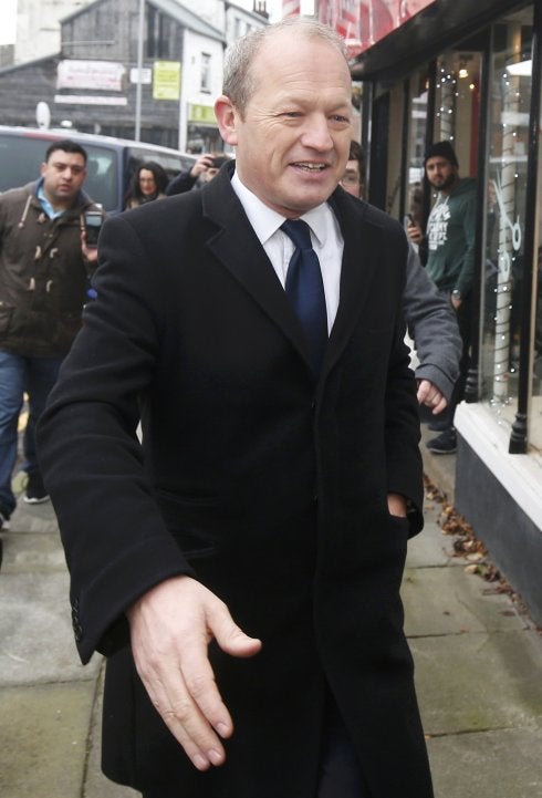 El diputado laborista Simon Danczuk, ayer al llegar a su oficina en Rochdale, mientras varias personas le increpan en la calle. 