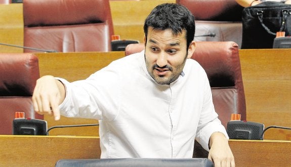 El conseller Vicent Marzà, en Les Corts. :: irene marsilla