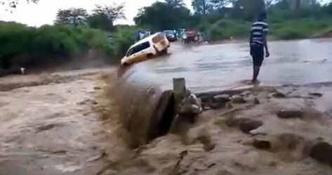 Un coche cae por una cascada intentando vencer a la corriente.