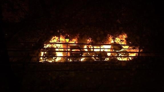 Arden diez vehículos en la calle Poeta Andrés de Valencia