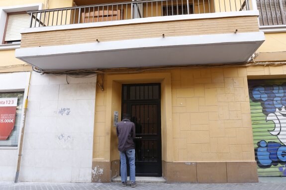 Un hombre entra en el edificio de Nazaret donde tuvo lugar el brutal acuchillamiento. :: manuel molines