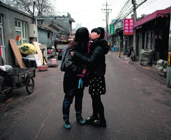 Elsie Liao y Mayu Yu se besan a las afueras de  Pekín.
