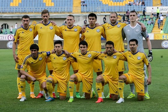 La selección kazaja y su último técnico, Yuri Krasnojan. :: r. c.