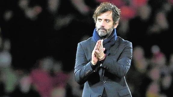 Quique aplaude a la afición de Vicarage Road.