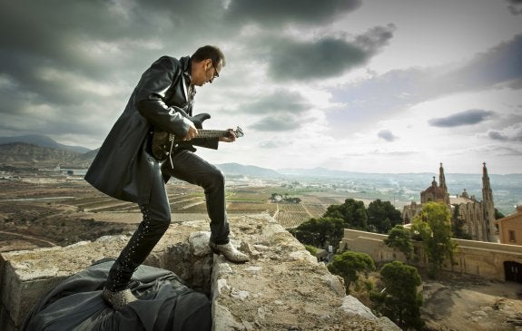 Mariano Lacruz, un camionero de 63 años que siempre ha querido ser guitarrista, subido en la Torre de los Tres Picos de Novelda, durante el rodaje de 'Sueños de sal'. 