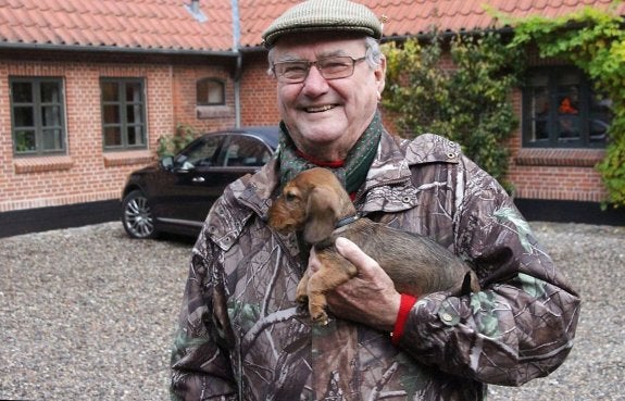 Henrik sonríe junto a Evita, su perrita salchicha, a quien ha dedicado uno de sus poemarios. :: r. c.