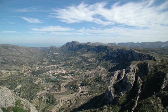 Imagen de algunos de los núcleos urbanos que componen el municipio de la Vall de la Galllinera desde la Serra de la Foradà. :: lp