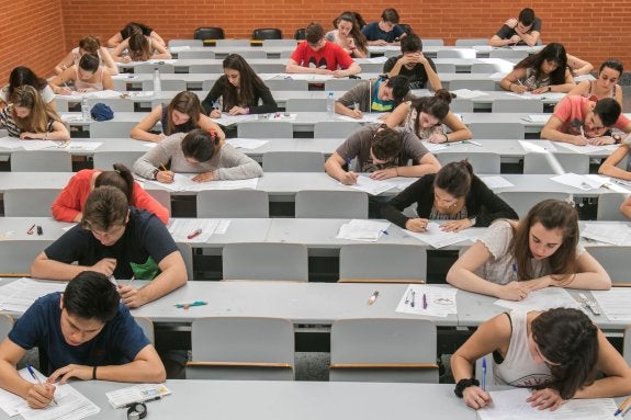 Alumnos realizan un examen de selectividad. :: jesús montañana