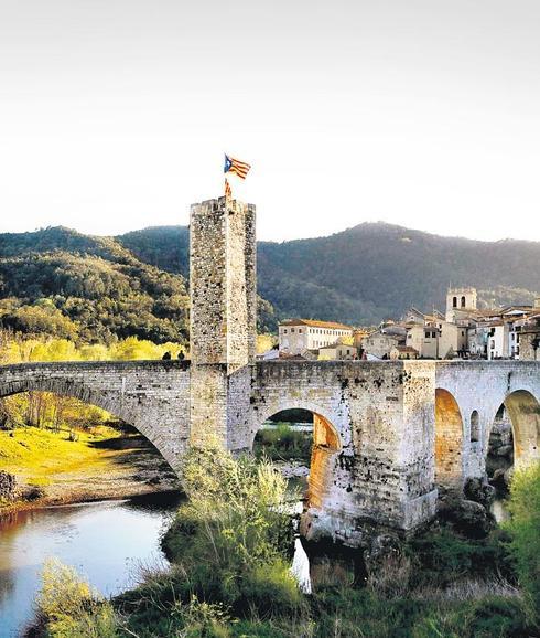 El pueblo medieval de Besalú es uno de los atractivos turísticos de Girona.