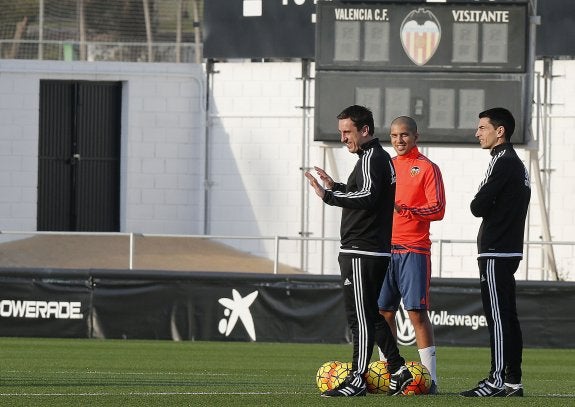 Gary Neville y Feghouli, en compañía de Jordi Sorlí, preparador físico. 