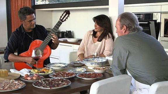 Fabiola y Bertín Osborne escuchan atentamente a Alejandro Sanz, que toca la guitarra.