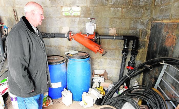 Un agricultor en el Interior de una caseta de Picassent saqueada por unos delicuentes. 