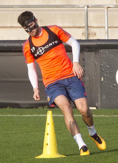  Antonio Barragán, en el entrenamiento de ayer con la máscara protectora tras fracturarse la nariz el domingo. 