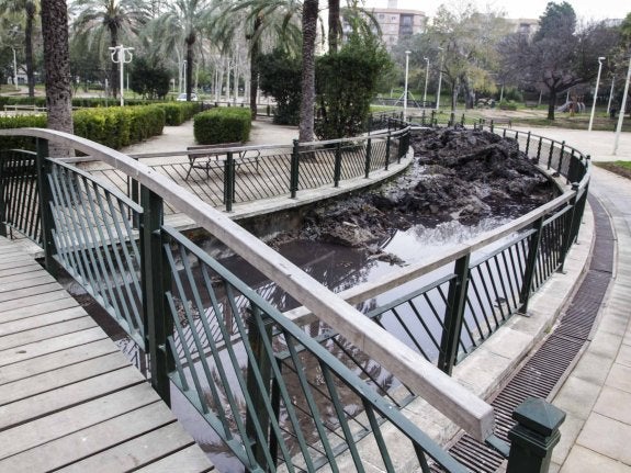 El estanque del Parc de Sant Pere es un lodazal por las obras de drenaje