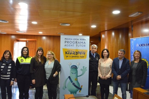 Las autoridades de Xàbia, representantes de la Policía Local y la coordinadora del programa. :: LP