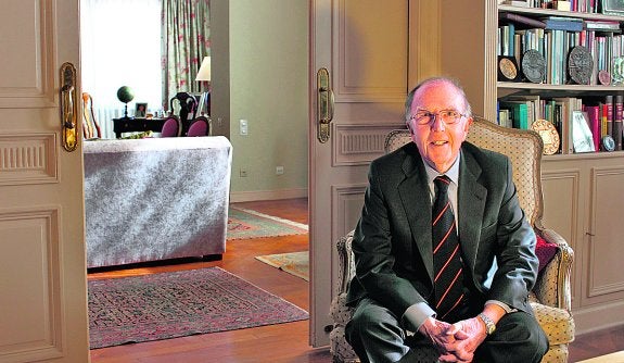 Marcelino Oreja, en el salón de su casa. :: j. l. nocito