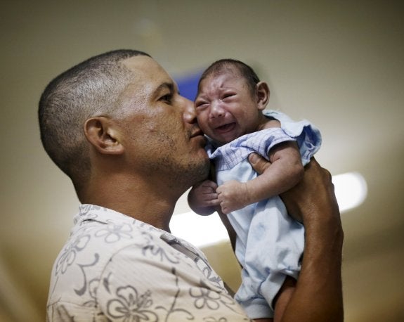 Geovane Silva besa con ternura a Gustavo Henriques, que nació con microcefalia en el Hospital Oswaldo Cruz de Recife. 